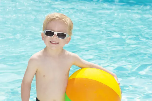 Küçük çocuk havuzda oynarken — Stok fotoğraf