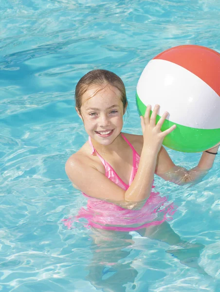 Linda chica jugando en una piscina — Foto de Stock