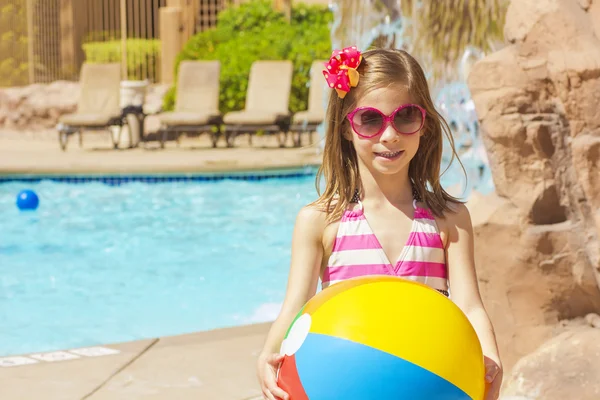 Kleiner Schwimmer bereit zum Spielen im Becken — Stockfoto