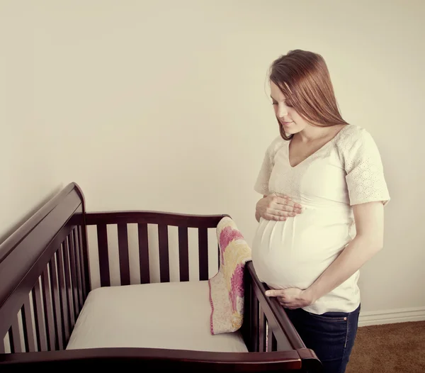 Jonge verwachten moeder pasgeboren baby voorbereiden — Stockfoto