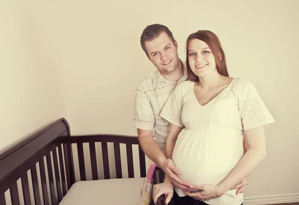Jonge ouders voorbereiden voor pasgeboren baby verwacht — Stockfoto