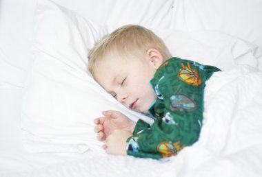 yatağında uyuyan çocuk