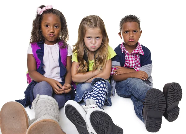 Grupp av olycklig och upprörd skolbarnen — Stockfoto