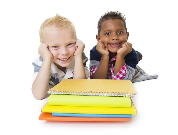 Два разных маленьких школьника со своими книгами — стоковое фото