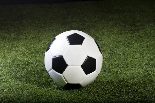 Bola de futebol na grama — Fotografia de Stock