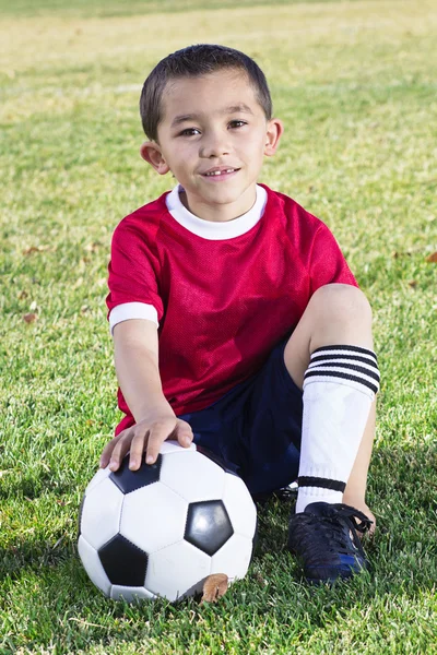 Porträt eines jungen hispanischen Fußballers — Stockfoto