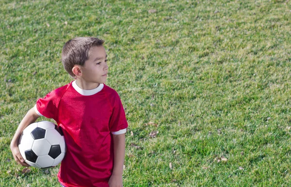 Юный испаноязычный футболист — стоковое фото