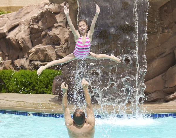 Yüzme havuzunda oynayan aile — Stok fotoğraf