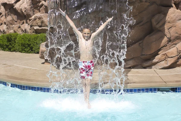 Хлопчик грає в басейні — стокове фото