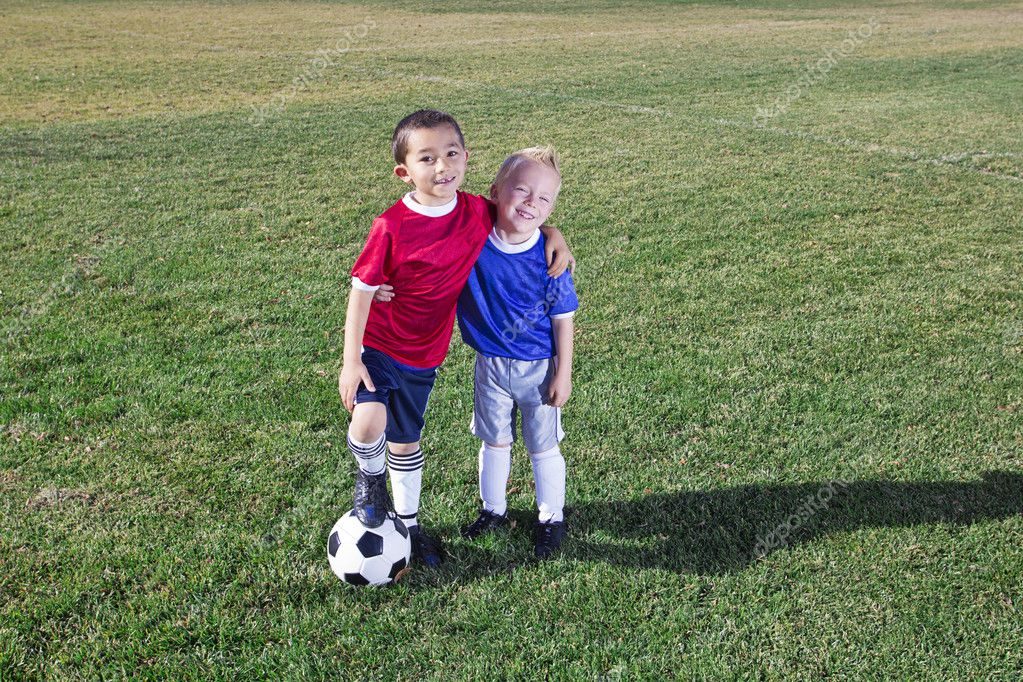 Pernas Jovens De Duas Equipes Diferentes De Jogadores De Futebol Foto de  Stock - Imagem de campo, retroceder: 156570062
