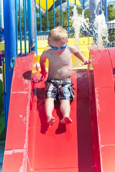 Liten pojke att ha roligt på vattenpark — Stockfoto