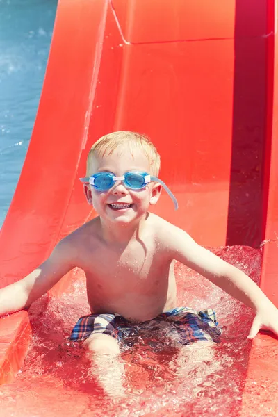 Niño divirtiéndose en el parque acuático — Foto de Stock