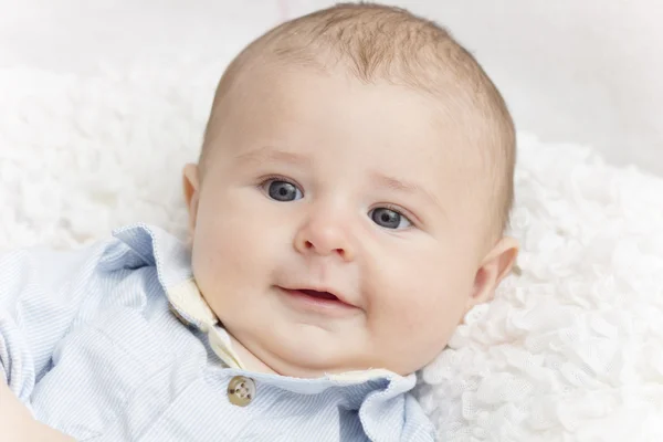 笑みを浮かべて赤ちゃんの男の子の肖像画 — ストック写真