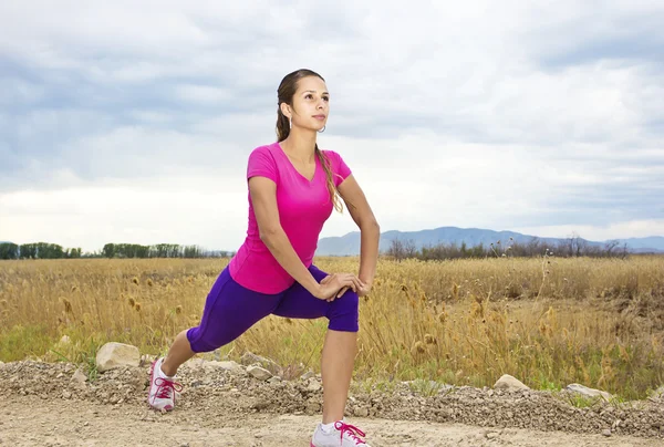 Hermosa mujer hispana fitness al aire libre — Foto de Stock