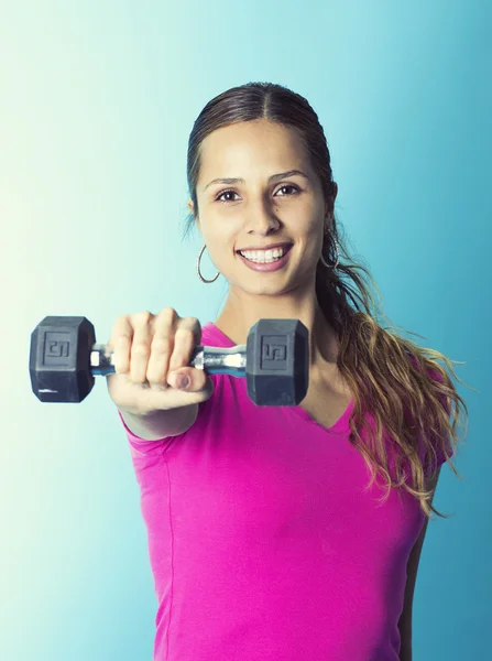 Hispanic fitness woman lifting weights — Stock Photo, Image