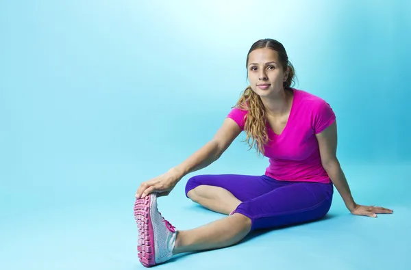 Hispanic fitness vrouw die zich uitstrekt — Stockfoto