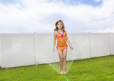 아이 뒤뜰 스프링클러에서 연주