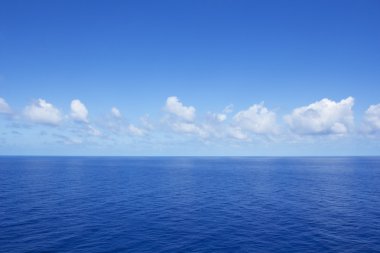 Sakin canlı mavi okyanus