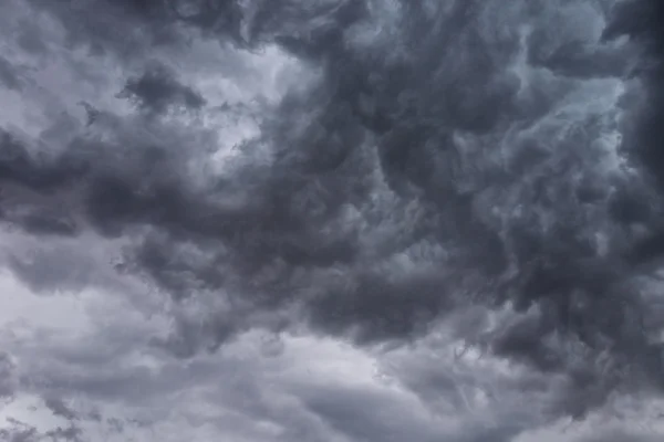 Słabe burzliwy niebo czarno-biały — Zdjęcie stockowe