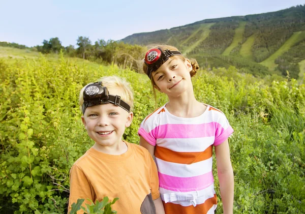 Crianças desfrutando de uma aventura de verão — Fotografia de Stock