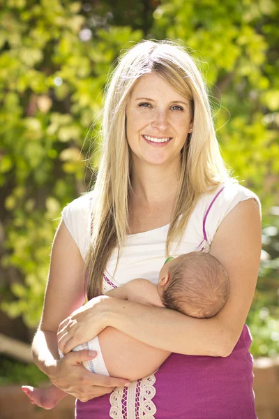 Hermosa joven madre al aire libre — Foto de Stock