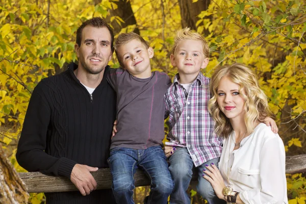 Schönes junges Familienporträt mit Herbstfarben — Stockfoto