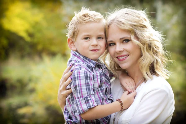Krásná blonďatá matka a syn roztomilý portrét — Stock fotografie