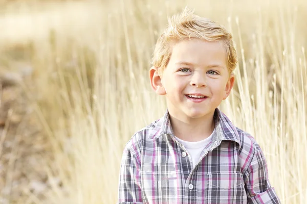 Vackra leende liten pojke porträtt — Stockfoto