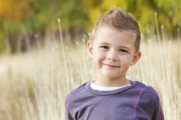 Knappe jongen portret — Stockfoto