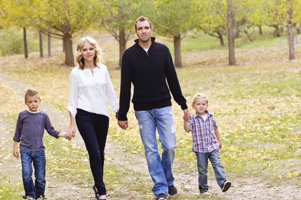Niedliche Familie auf einem gemeinsamen Spaziergang — Stockfoto