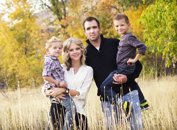 Krásná mladá rodinný portrét s barvami podzimu — Stock fotografie