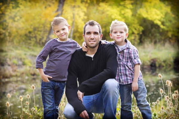 Retrato al aire libre de un padre y sus dos hijos — Foto de Stock