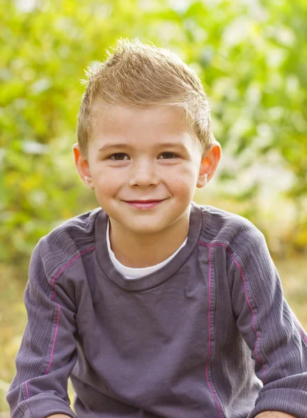 Knappe jongen portret — Stockfoto