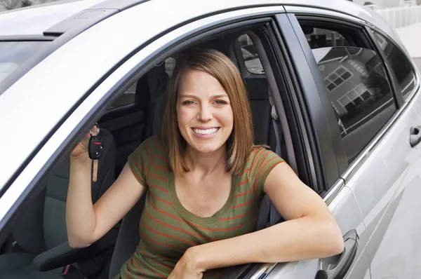 Mulher bonita pronto para dirigir seu carro novo — Fotografia de Stock