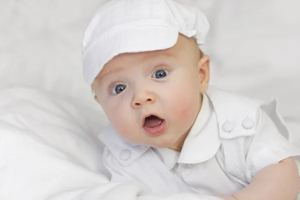 Yeni doğan bir çocuğun bütün beyaz giyen sevimli portre — Stok fotoğraf