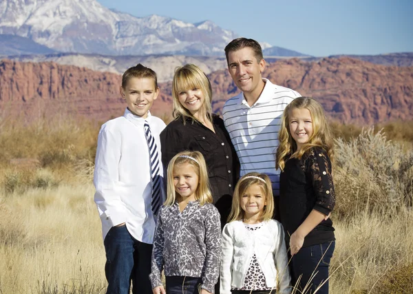 Krásný rodinný portrét venku — Stock fotografie