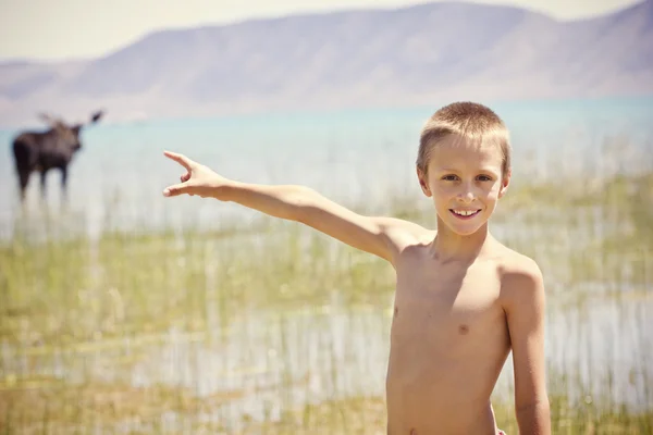 微笑的男孩在湖暑假玩 — 图库照片