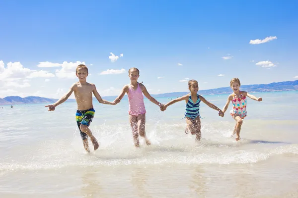 Kinderen op vakantie op het strand — Stockfoto