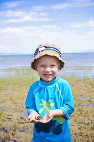 Kleine jongen vangen kikkers aan het meer — Stockfoto