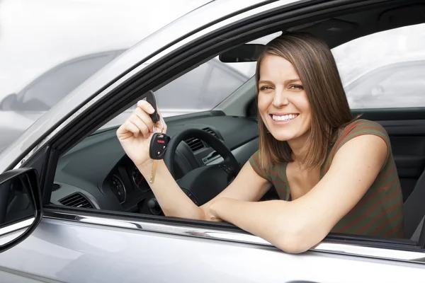 Щаслива жінка, що орендує або купує машину — стокове фото