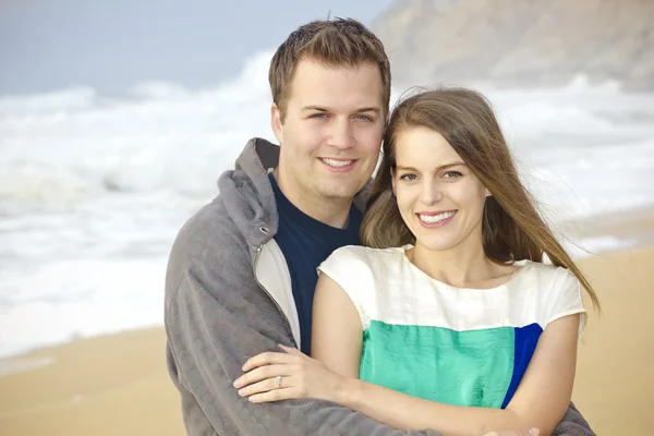 在海滩上的美丽的夫妇肖像 — 图库照片