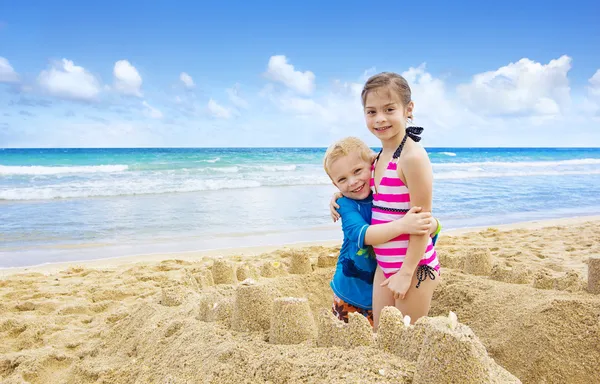 Crianças construindo castelos de areia na praia — Fotografia de Stock