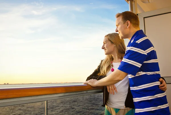Paar genieten van een cruisevakantie — Stockfoto