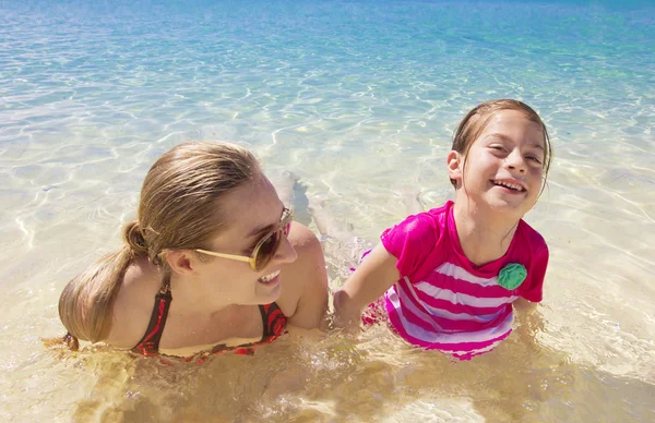 Aile beach tatil eğlence — Stok fotoğraf