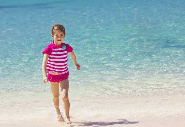 Nettes Mädchen im Familienurlaub am Strand — Stockfoto