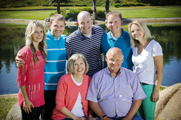 Portrait de famille de deux générations — Photo