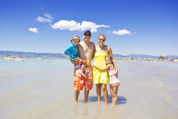 해변에서 하루를 즐기고 아름 다운 가족 — 스톡 사진