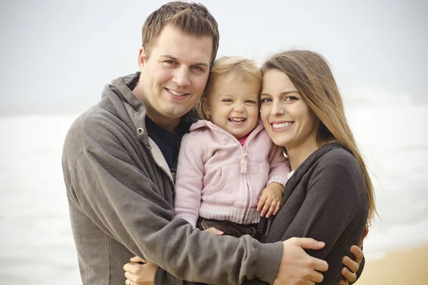 Krásná mladá rodinný portrét na pláži — Stock fotografie