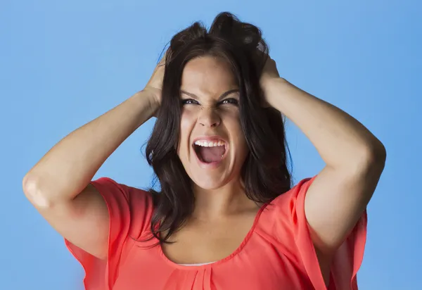 Mujer enloquecida y frustrada tirando de su cabello —  Fotos de Stock