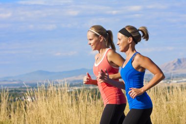 twee mooie middelbare leeftijd vrouwelijke joggers training voor een marathon